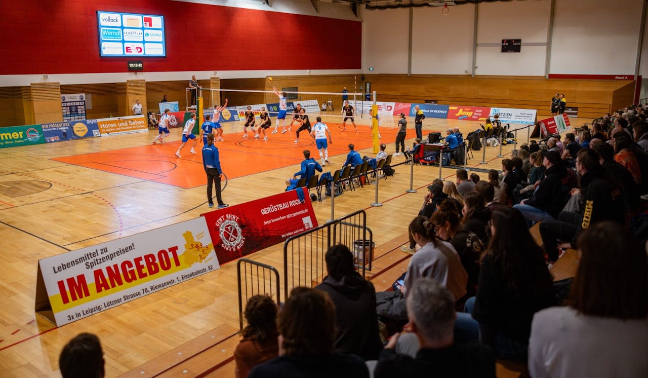 Tabellennachbarn im direkten Duell - Foto:  iSebby