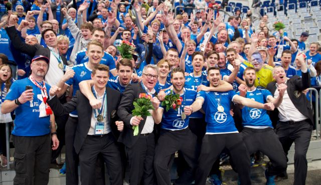 Fans fahren zum Pokalfinale Foto: Günter Kram Fans fahren zum Pokalfinale - Foto: Günter Kram