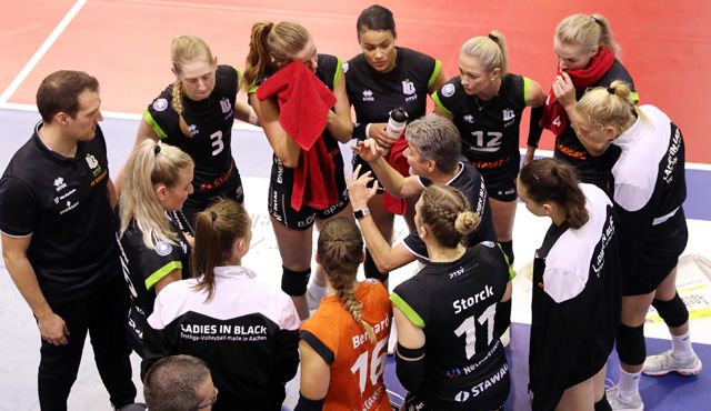 Ladies in Black haben zum Karneval einen schweren Brocken vor der Brust - Foto: Ladies in Black Aachen\ Andreas Steindl