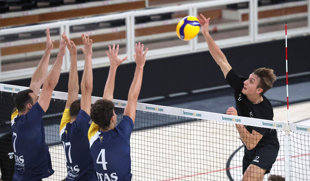 Kader im Blick: Libero und Außenangriff - Foto: ASV Dachau e.V.