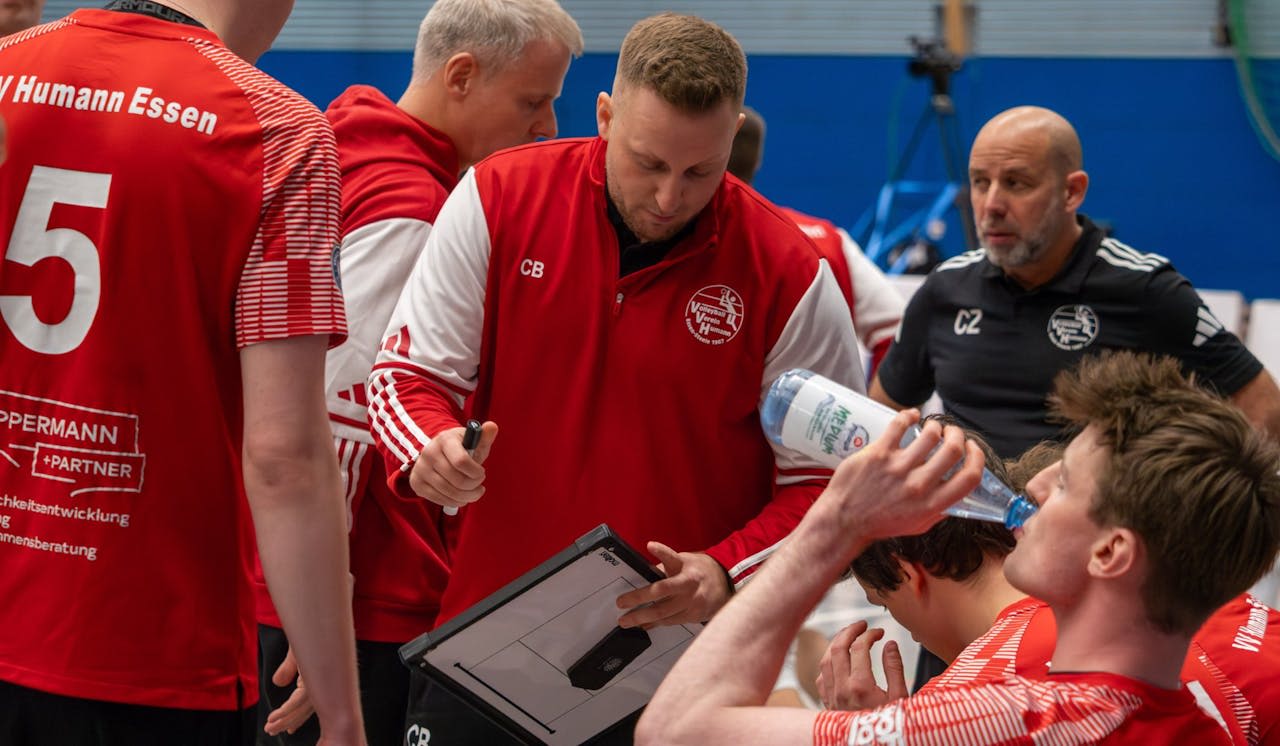Lokalderby mit ungewohnten Vorzeichen - Foto:  Lukas Brockmann