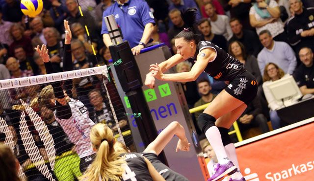 Aachen unterliegt vor großer Kulisse dem Team aus Erfurt mit 1:3 Foto: Ladies in Black Aachen unterliegt vor großer Kulisse dem Team aus Erfurt mit 1:3 - Foto: Ladies in Black
