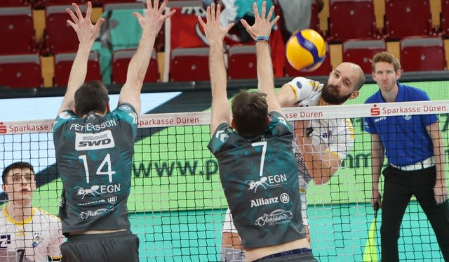 Müde Friedrichshafener verlieren in Düren Foto: Powervolleys Düren Müde Friedrichshafener verlieren in Düren - Foto: Powervolleys Düren