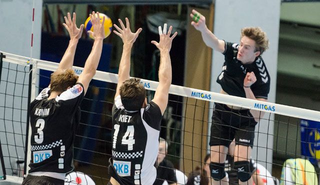 "Gegen die BR Volleys können wir nur gewinnen" Jaroslaw Lech im Angriff beim Vorbereitungsspiel gegen die BR Volleys "Gegen die BR Volleys können wir nur gewinnen" - Jaroslaw Lech im Angriff beim Vorbereitungsspiel gegen die BR Volleys