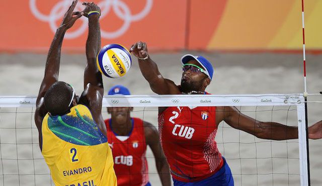 Kubaner stürzen Brasilianer Foto: FiVB Kubaner stürzen Brasilianer - Foto: FiVB