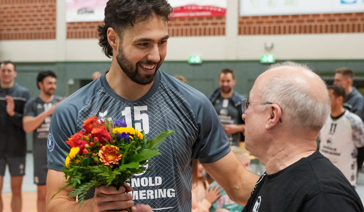 FC 09: Blumen für Branch, Debüt von Fuchs - Foto:  Hinnerk Schröer
