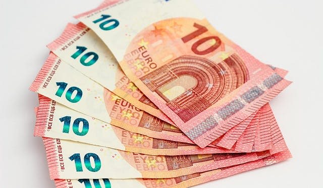 Die 10-Euro-Theorie: Kann man ein Casino schlagen, wenn man immer denselben Schein setzt? - Image by Domas from Pixabay