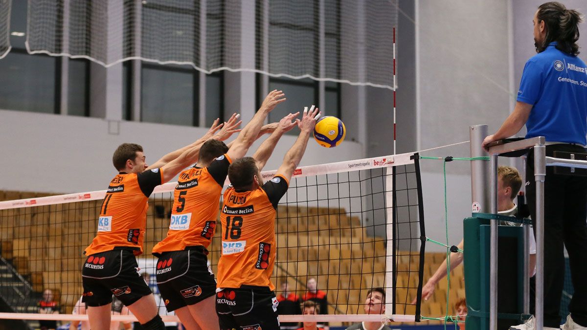 Nachlegen im Berlin-Derby Foto: Eckhard Herfet Nachlegen im Berlin-Derby - Foto: Eckhard Herfet