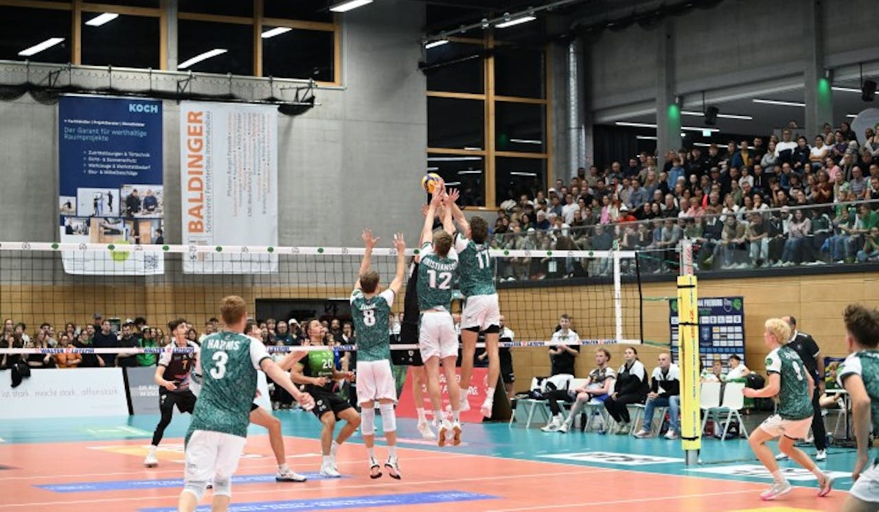 Affen unterliegen Barock Volleys - Foto:  Stephan Tapken