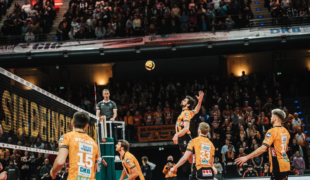 Aufschlag-Feuerwerk vor starker Kulisse - Foto:  Kevin Mattig