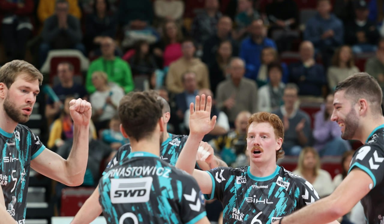 Die Netzhoppers niedergekämpft - Foto:  powervolleys