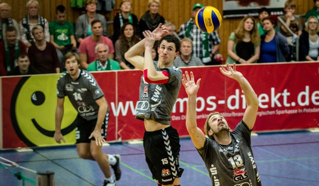 Trikotversteigerung: # 13 Rieke und # 14 Sprung Foto: Gerold Rebsch Trikotversteigerung: # 13 Rieke und # 14 Sprung - Foto: Gerold Rebsch