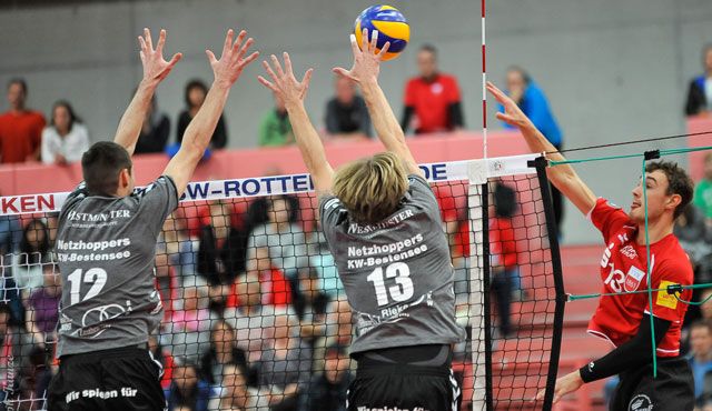 TVR empfängt die Netzhoppers: Duell auf Augenhöhe Foto: Ralph Kunze TVR empfängt die Netzhoppers: Duell auf Augenhöhe - Foto: Ralph Kunze