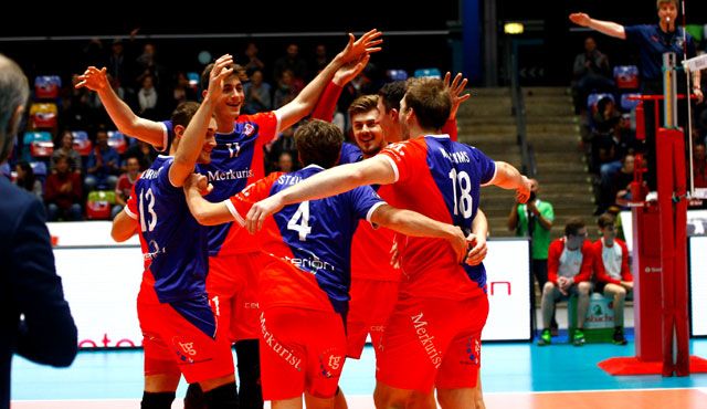 Ein Ass mit links wird zum "Drehmoment" Foto: United Volleys/Heinz Mösinger Ein Ass mit links wird zum "Drehmoment" - Foto: United Volleys/Heinz Mösinger