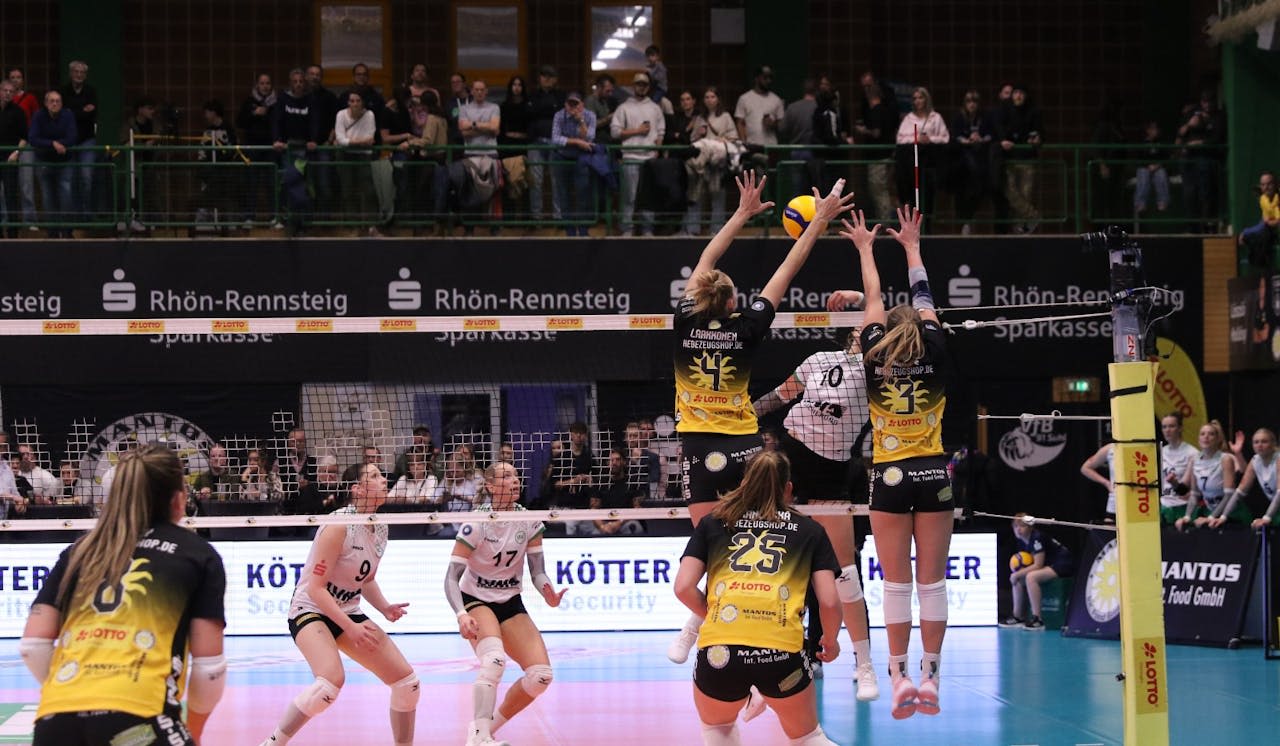 VfB-Zug kennt "keine Bremsen ..." - Foto:  Stephan Roßteuscher