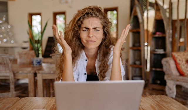 Die Top-Tipps für beste Gewinnchancen bei Slots - <a href="https://www.pexels.com/photo/photo-of-woman-showing-frustrations-on-her-face-4458420/">Photo by Yan Krukau</a>