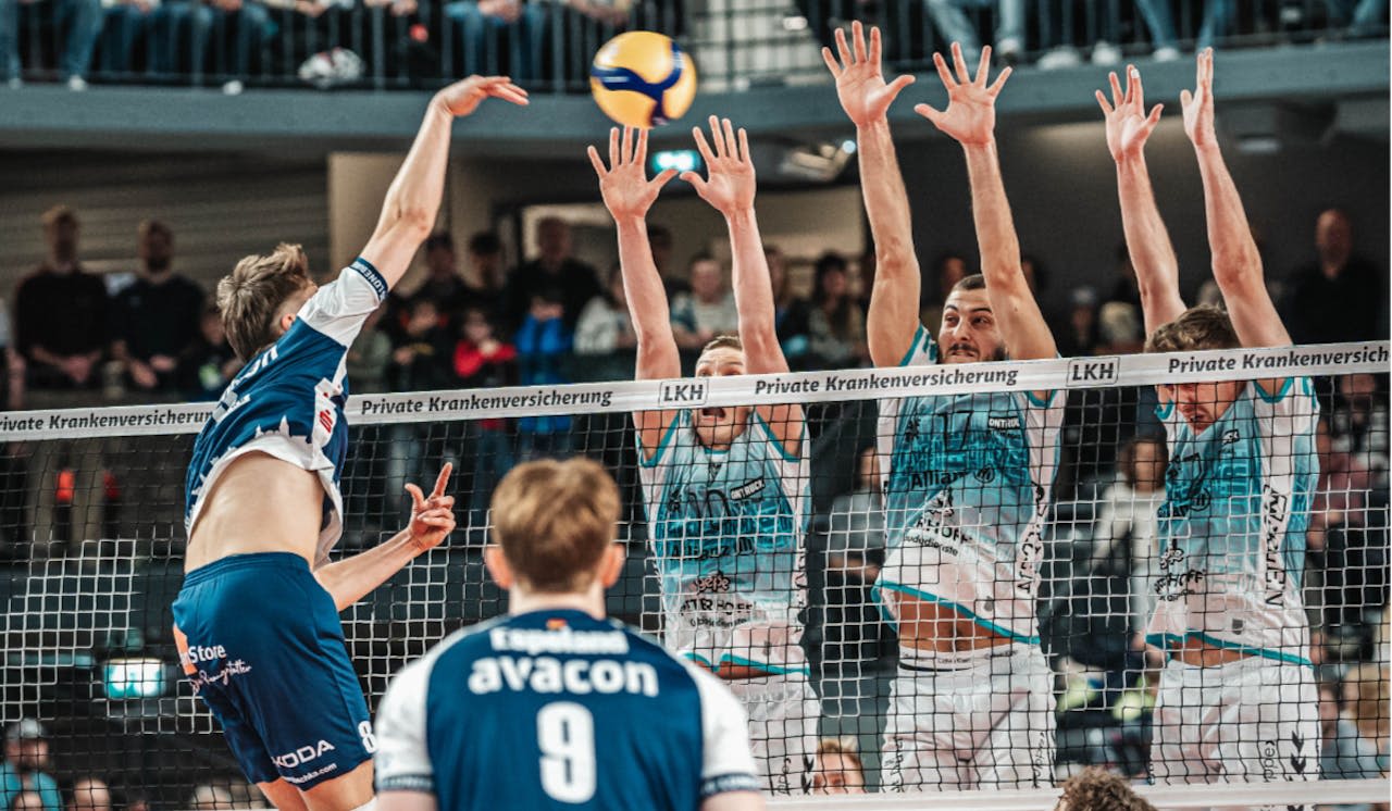 SVG feiert Volleyballfest gegen Düren Foto: SVG/A. Höfel SVG feiert Volleyballfest gegen Düren - Foto: SVG/A. Höfel