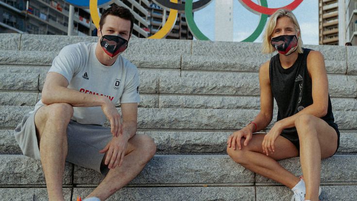 Laura Ludwig und Patrick Hausding tragen die Fahne ins Stadion - Foto: Team Deutschland/Paul Hüttemann