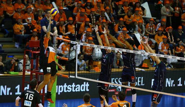 Im Volleyballtempel ausgleichen Foto: Eckhard Herfet Im Volleyballtempel ausgleichen - Foto: Eckhard Herfet