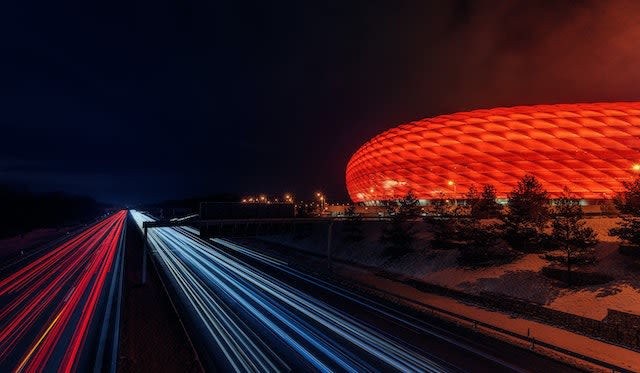 Lohnen sich Wetten auf den FC Bayern in 2023/2024? - Foto von Johannes Plenio: https://www.pexels.com/de-de/foto/zeitrafferfotografie-wahrend-der-nacht-1103969/