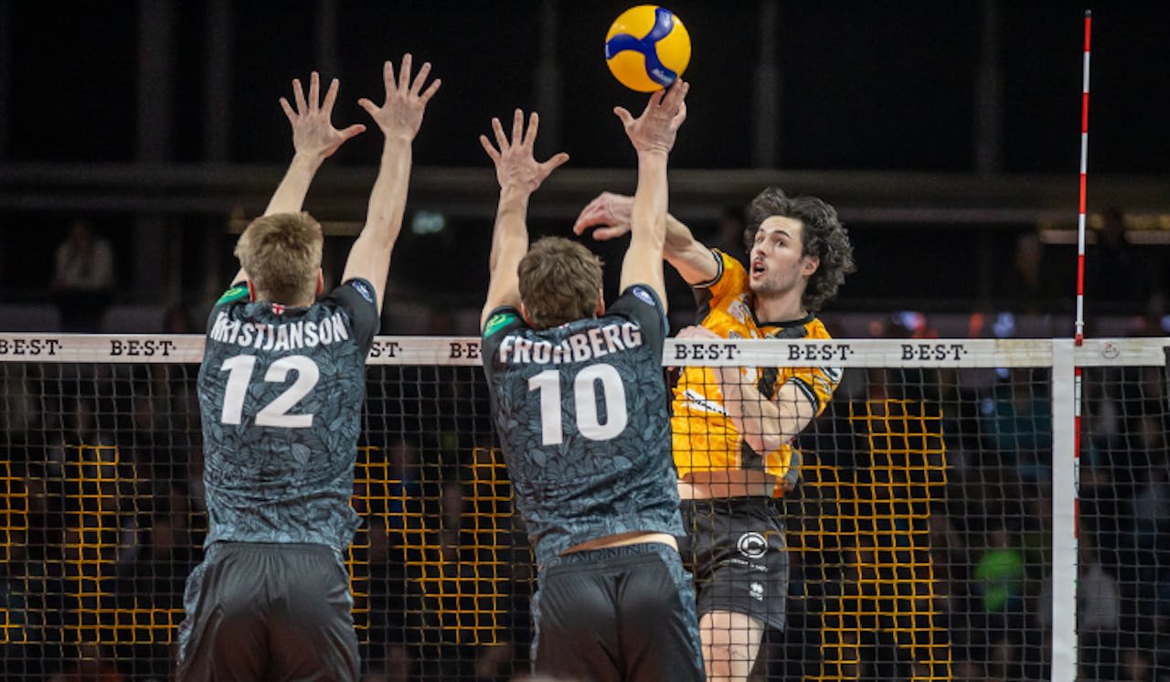 Satzgewinn beim Meister, Sieg beim VCO - Foto:  Christoph Bernier