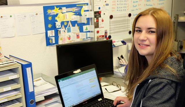 Studentin Eline Delcourt hat die Fäden in der Hand Foto: Gunthild Schulte-Hoppe Studentin Eline Delcourt hat die Fäden in der Hand - Foto: Gunthild Schulte-Hoppe