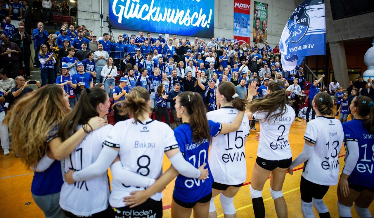 Fans feiern trotz Niederlage - Foto:  Nils Wüchner