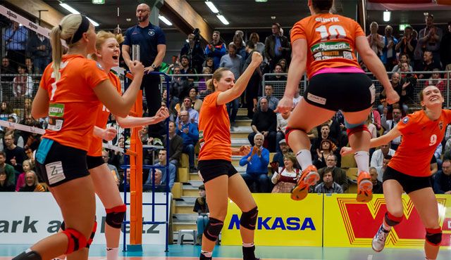 Straubings Volleyballerinnen schlagen Vorjahresmeister mit 3:1 Foto: Schindler Straubings Volleyballerinnen schlagen Vorjahresmeister mit 3:1 - Foto: Schindler