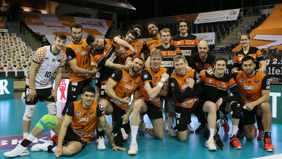 Trikotversteigerung der Meistermannschaft 20/21 - Foto: Eckhard Herfet