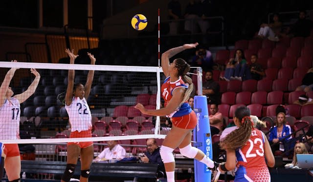 Spielintelligenz, Timing und Entscheidungsfindung auf dem Feld und beim Dragonia Casino - Photo by Heriberto Jahir Medina: https://www.pexels.com/photo/women-playing-volleyball-25824200/