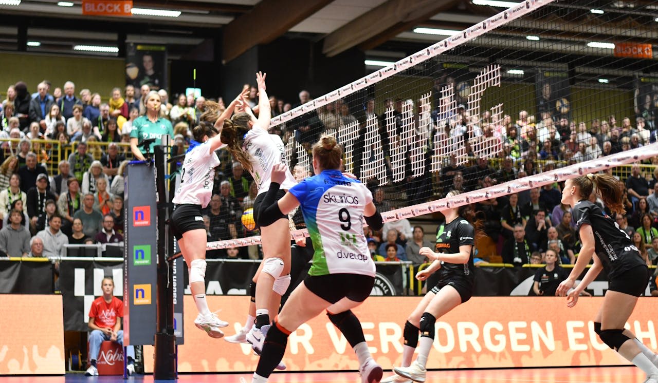 Freundschaft im Aachener Hexenkessel - Foto:  Thomas Hacker