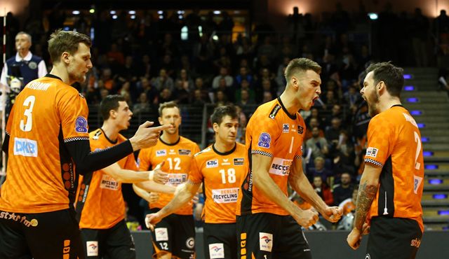 Nach Volleyball-Wahnsinn im Playoff-12 der Königsklasse Foto: Eckhard Herfet Nach Volleyball-Wahnsinn im Playoff-12 der Königsklasse - Foto: Eckhard Herfet