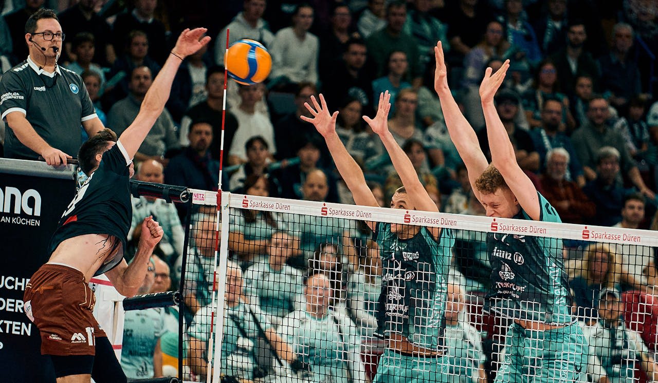 Spitzenspiel in der ausverkauften Arena - Foto:  www.jd-photoart.de