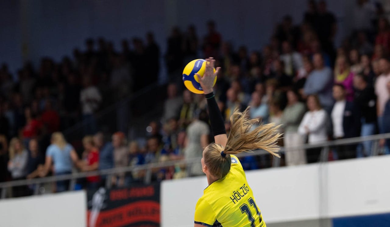 Erster Aufschlag in der PALMBERG ARENA - Foto: Michael Dittmer