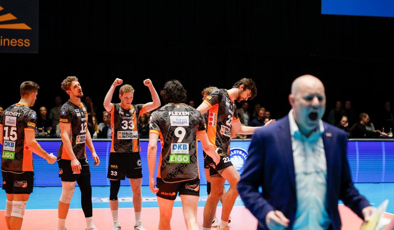 Sieg im Topspiel! Mit 37:35 zu drei Punkte - Foto:  Alexander Hoth