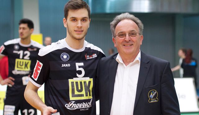 Sossenheimer kommt auf Außen-Annahme Foto: Günter Kram Sossenheimer kommt auf Außen-Annahme - Foto: Günter Kram