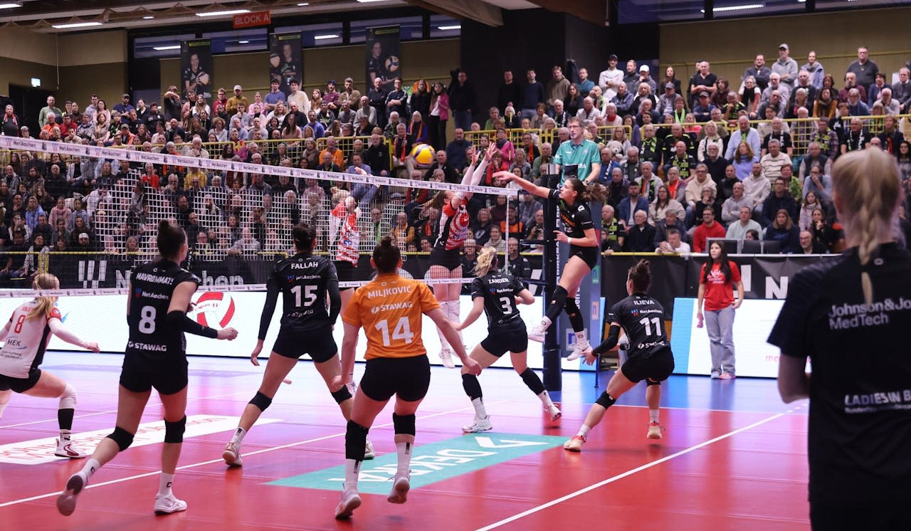 Ladies in Black peilen Platz 5 an - Foto:  LiB Aachen// Andreas Steindl