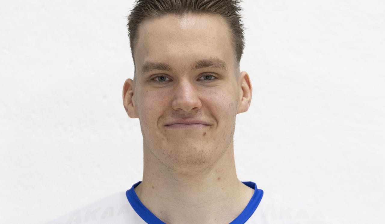 SWD powervolleys Düren: Ein Finne schließt den Mittelblock - Foto: Akaa-Volley