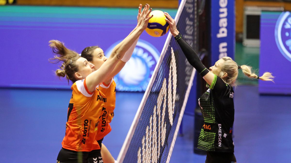 Aachen verliert 0:3 - geht aber mit 40:42 im letzten Satz in die Geschichte ein Foto: Ladies in Black Aachen\ Andreas Steindl Aachen verliert 0:3 - geht aber mit 40:42 im letzten Satz in die Geschichte ein - Foto: Ladies in Black Aachen\ Andreas Steindl