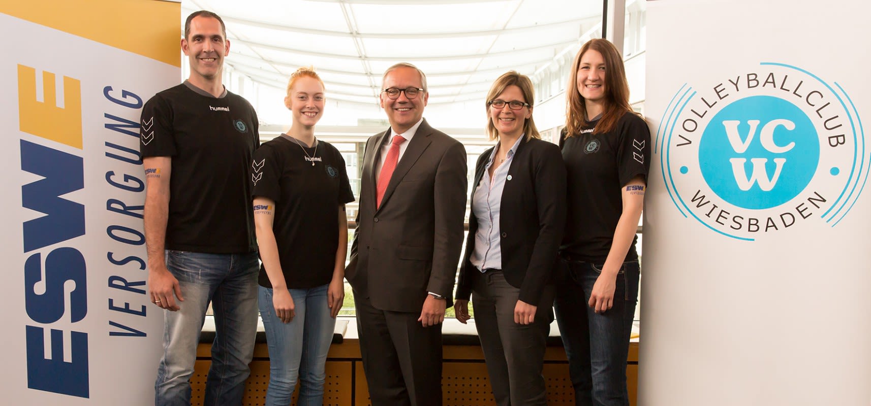 VC Wiesbaden startet international im CEV-Cup, da ESWE Versorgungs AG die Teilnahme möglich macht Foto: Detlef Gottwald VC Wiesbaden startet international im CEV-Cup, da ESWE Versorgungs AG die Teilnahme möglich macht - Foto: Detlef Gottwald