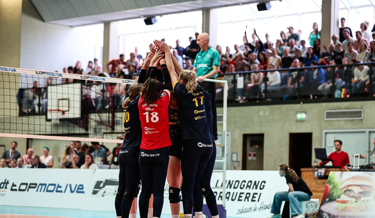 Saisonfinale geglückt - DSHS SnowTrex Köln jubelt nach 3:1-Sieg in Hamburg Foto: Florian Zons Saisonfinale geglückt - DSHS SnowTrex Köln jubelt nach 3:1-Sieg in Hamburg - Foto: Florian Zons