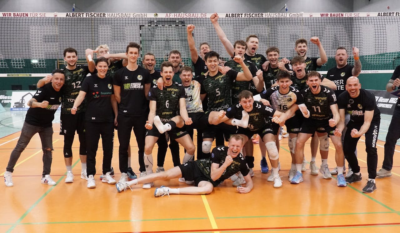 2. Herren dreht das Spiel gegen Schüttorf Foto: Wissam Gharib 2. Herren dreht das Spiel gegen Schüttorf - Foto: Wissam Gharib