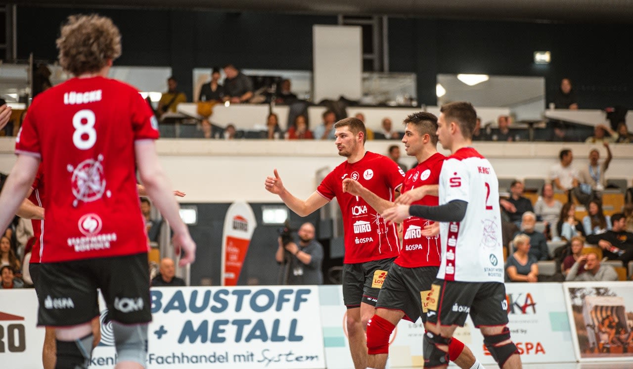 Rostocker begrüßen TuS Mondorf! Foto: SVW (E. Ladendorf) Rostocker begrüßen TuS Mondorf! - Foto: SVW (E. Ladendorf)