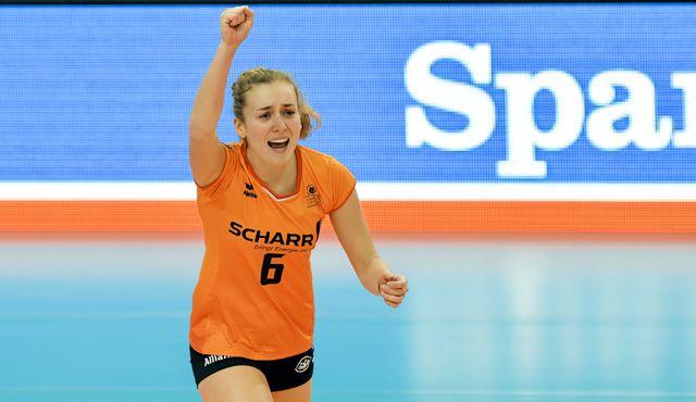 Libero-Spielerin Annie Cesar trägt das orangene SCHARR-Trikot von Allianz MTV Stuttgart für zwei weitere Jahre Foto: Tom Bloch Libero-Spielerin Annie Cesar trägt das orangene SCHARR-Trikot von Allianz MTV Stuttgart für zwei weitere Jahre - Foto: Tom Bloch