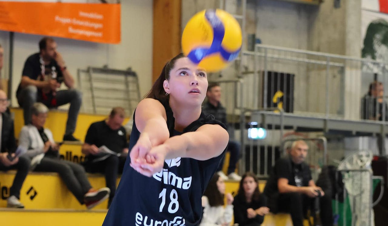 Mit Lea Ambrosius ab durch die Mitte - Foto:  VC Kanti Schaffhausen