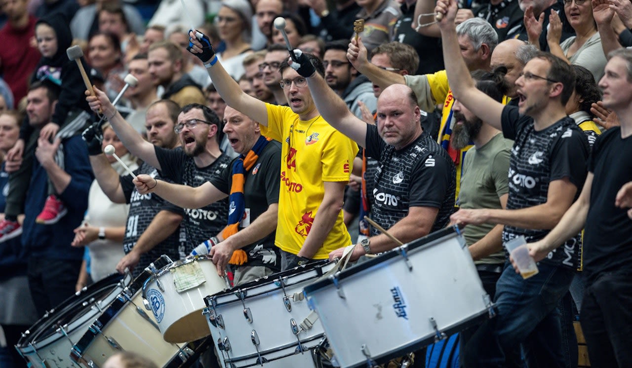 Wölfe verlieren Krimi gegen Raben - Foto:  Jürgen Scheere