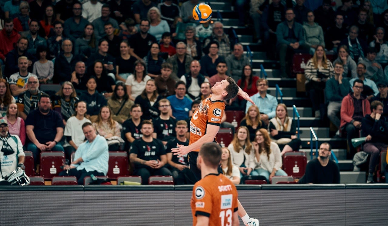 Dominanz mit Aufschlagwucht - Foto:  Drexler