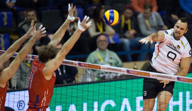 Ein schlagkräftiges Trio drückt die Daumen Foto: FiVB Ein schlagkräftiges Trio drückt die Daumen - Foto: FiVB
