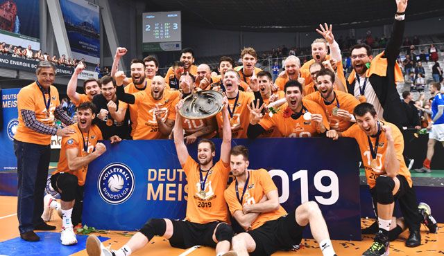 Final-Spektakel: ERIMA Volleyballteams MTV Stuttgart und Berlin Recycling Volleys gewinnen die deutsche Meisterschaft - Foto: Günter Kram