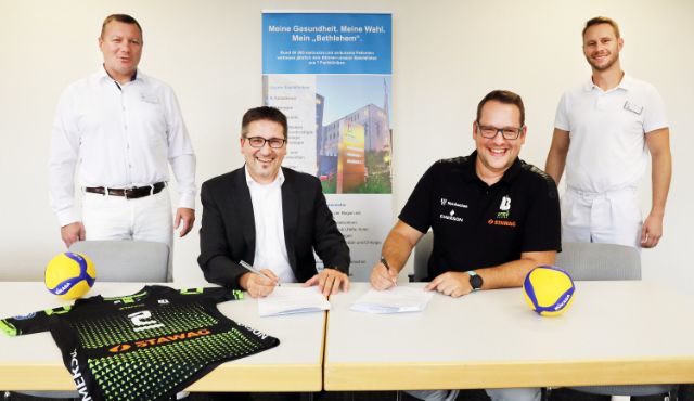Das Gesundheitszentrum hebt die medizinische Versorgung der Ladies auf ein neues Level FOTO: Ladies in Black Aachen // Andreas Steindl Das Gesundheitszentrum hebt die medizinische Versorgung der Ladies auf ein neues Level - FOTO: Ladies in Black Aachen // Andreas Steindl